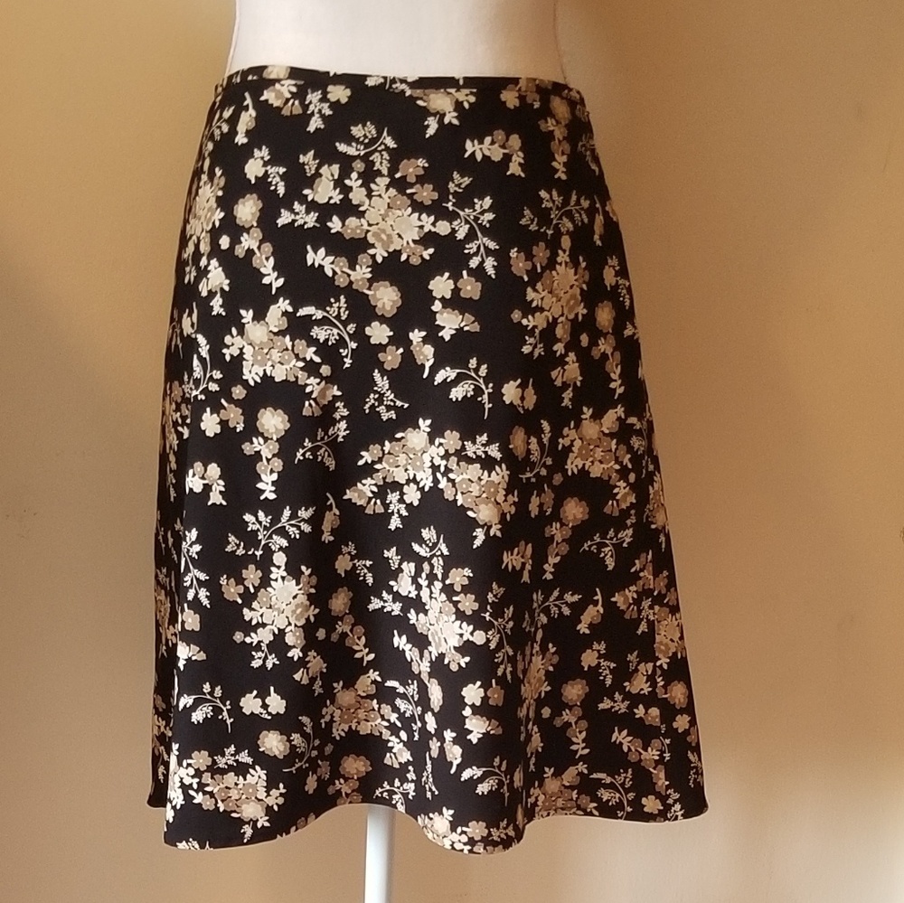 Old Navy knee length skirt. Lined.